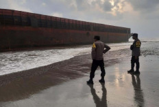 Heboh, Ada Kapal Besar Terdampar di Pantai Batu Kumbang Mukomuko