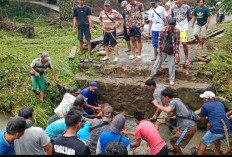 Akibat Hujan Lebat, Jembatan Penghubung Desa Talang Kebun- Lubuk Terentang Putus, Warga Langsung Gotong-royong