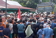 Demo Pilkada BS Kembali Rusuh, Polisi Halau Massa dengan Gas Air Mata