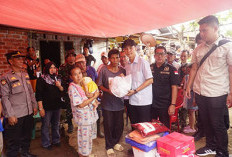  Bupati Fikri Turun Langsung   Salurkan Bantuan Banjir di  Daerah Ini