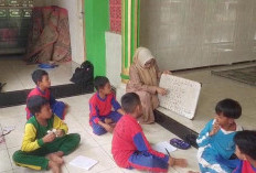  Siswa SDN 81 Benteng Belajar di Masjid
