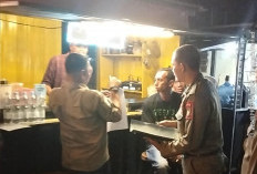 Satpol PP Tertibkan PKL dan Warung Tuak, Aktivitas Malam Dibatasi Hingga Pukul 00.00 WIB