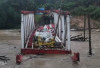 Disapu Banjir Bandang, Rangka Jembatan Lubuk Selandak Mukomuko Ambrol ke Sungai